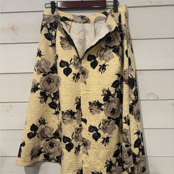 Topshop Yellow and Black Pleated A Line Skirt in size 6. Great condition! - Picture 5 of 16